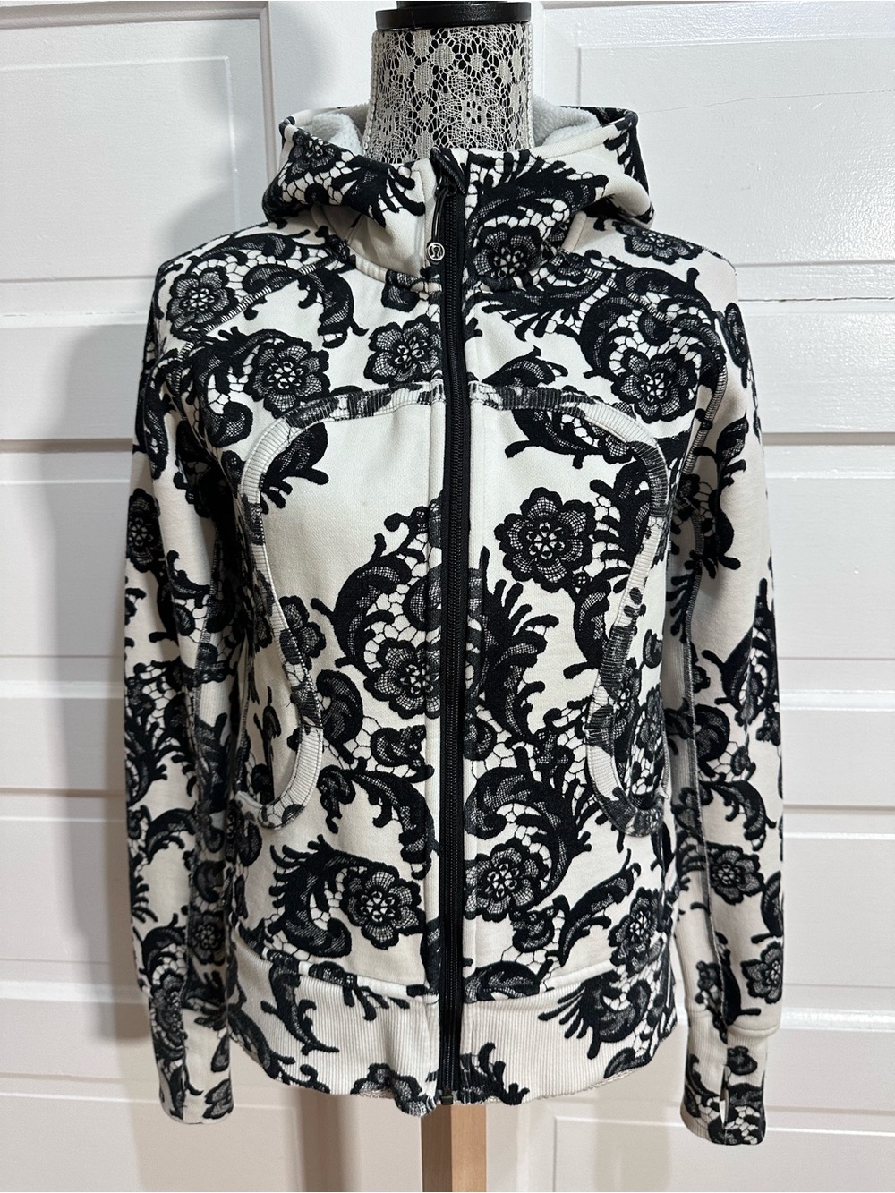 Rare Lululemon Scuba Hoodie Size 10 Laceoflage Polar Cream Black Flattering Fit